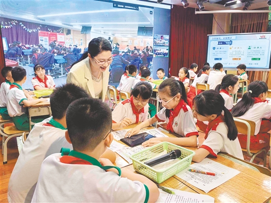 江门市新会圭峰小学的课堂上,学生在老师指导下学习用AI识别网络诈骗、信息泄露等“网络黑手”的作案手法。 江门市新会圭峰小学的课堂上,学生在老师指导下学习用AI识别网络诈骗、信息泄露等“网络黑手”的作案手法。