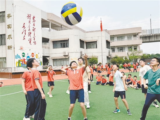 学生们的课间快乐时刻。