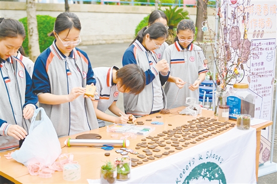 团队协作，同学们制作咖啡渣香牌。