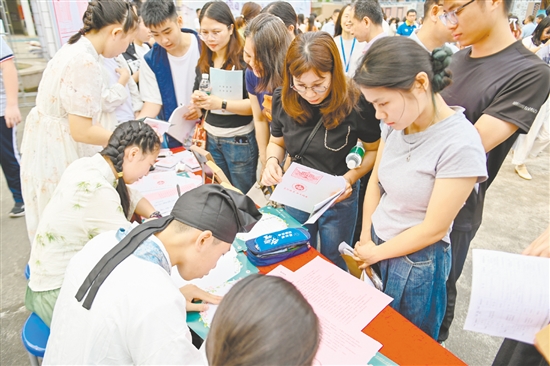 学生现场展示书法。