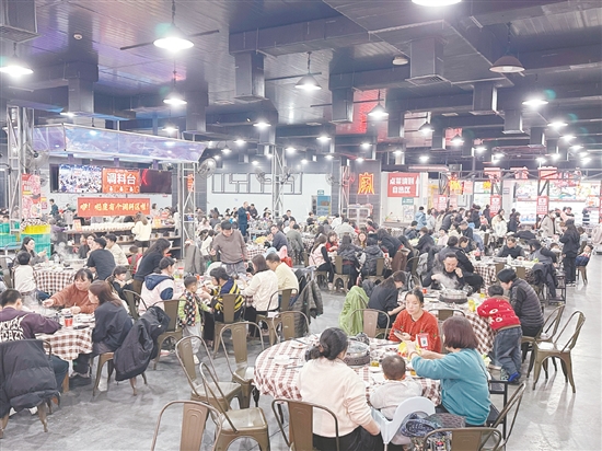 五洞牛肉吸引众多食客。