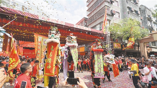鹤山狮艺亮相深圳市宝安区西乡北帝三月三庙会。