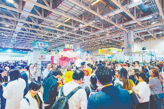 在第十四届澳门旅博会上，众多游客在了解侨乡文旅。