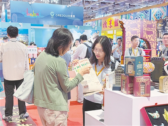 展位集中展示开平市60余款、超180件特色文创产品。