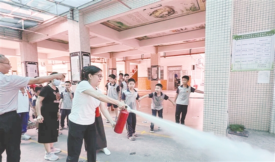 消防安全专项实操演练现场。