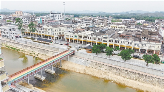 骑楼古街焕然一新。