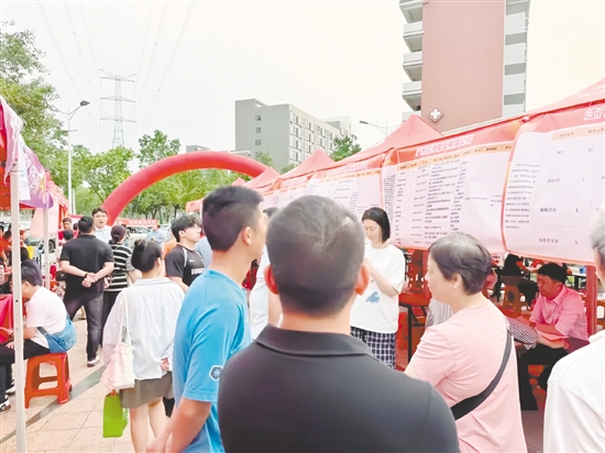 活动吸引众多求职者前来应聘。