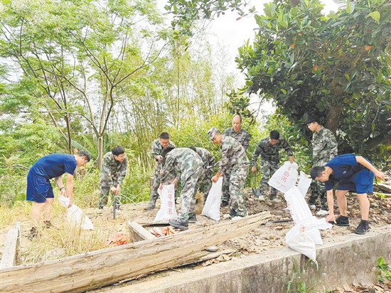 演练中，参训队员成功控制“险情”蔓延。