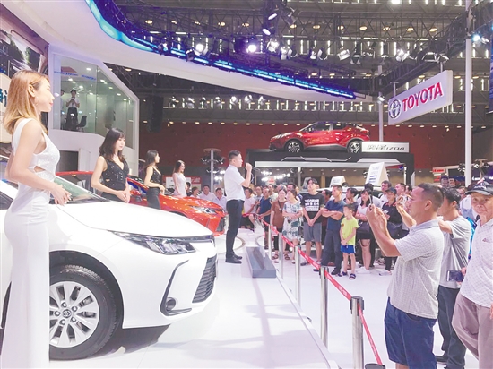 靓车与车模让人们竞相拍照。