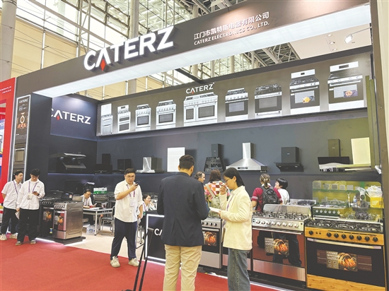 江海企业在本届广交会中的参展规模再创新高。图为江门市凯特斯电器有限公司展位。