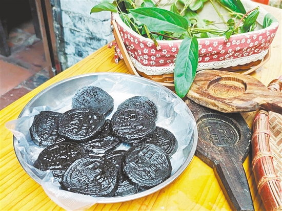 鸡屎藤饼软糯香甜中带着一缕草本的清香。