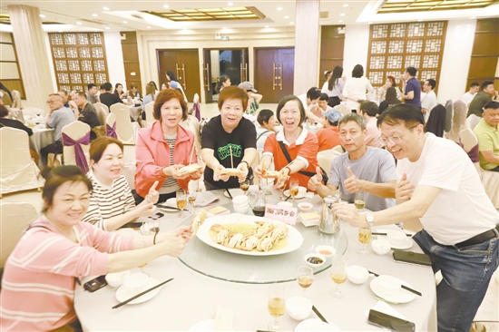 澳门乡亲对崖门水蟹赞不绝口。