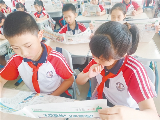 “‘青苹果’漂流活动”让学生爱上阅读。