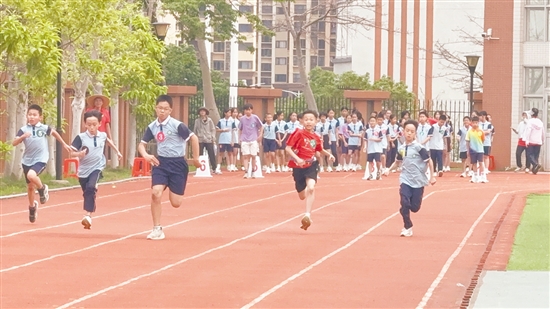 春季运动会激发了学生的运动热情，为校园注入满满的活力。