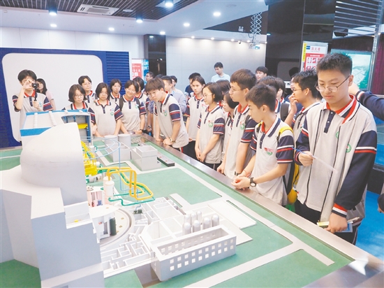 学生代表参观台山核电科普展厅。 学生代表参观台山核电科普展厅。