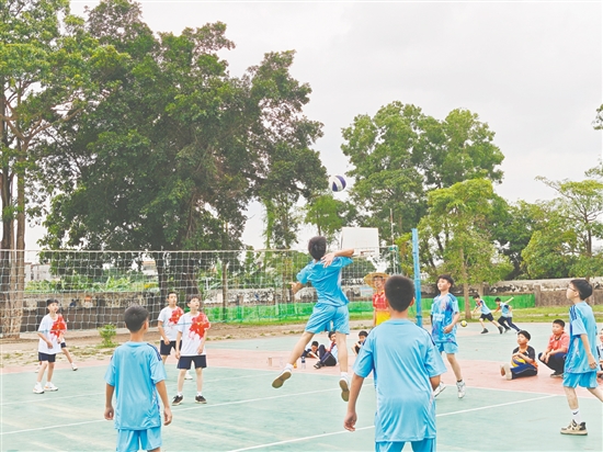 比赛以班级为单位展开多轮角逐,为全校学子搭建切磋球技、交流共进的平台。 比赛以班级为单位展开多轮角逐,为全校学子搭建切磋球技、交流共进的平台。