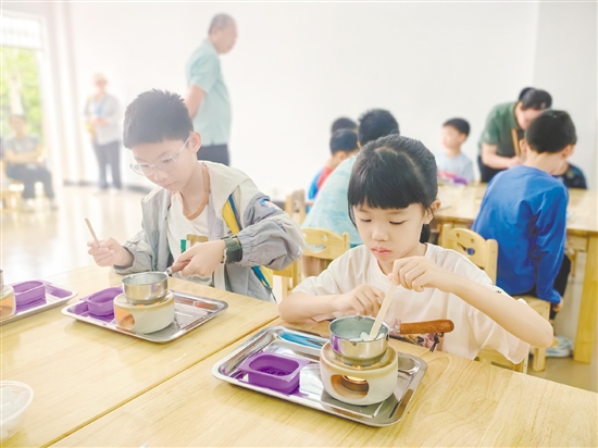 孩子们动手制作石斛香皂。 孩子们动手制作石斛香皂。