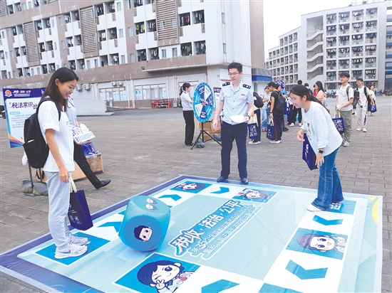 我市税务部门在五邑大学宣传税费政策，为青年学子送上就业创业“大礼包”。