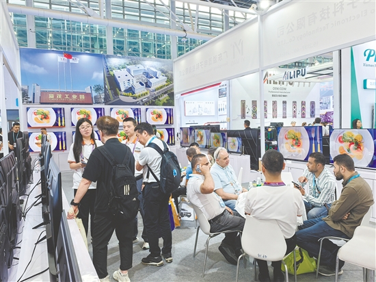 广交会上，广东溢茂电子科技有限公司展位客似云来。