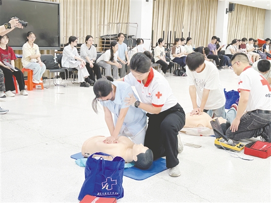 参训学生在江门市红十字会讲师的指导下练习心肺复苏。