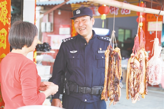 李健祥深入村居，了解社情民意。