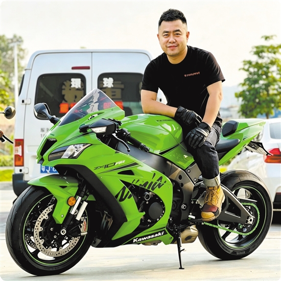 江门环球重机负责人黄勤伟