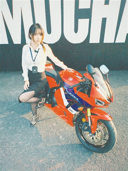 机车店工作的“00后”女骑手郑可馨