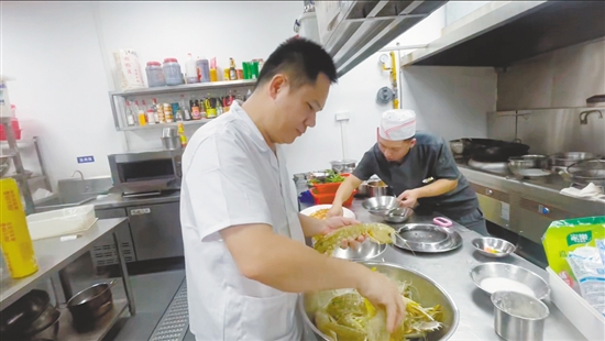 老板与厨师根据“精神股东”的建议改良菜品。
