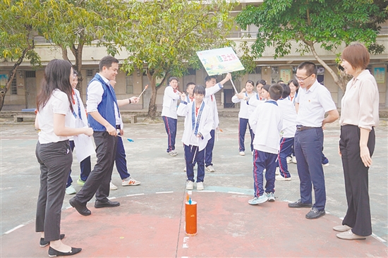 学生们边玩边学金融知识。