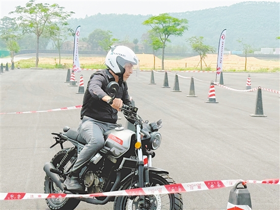 外商在试车场上亲身感受珠峰摩托车的性能。