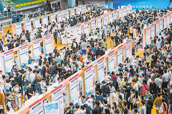 “百万英才汇南粤”2026年N城联动春季招聘活动（江西专场）走进南昌大学，吸引近万名学子入场求职。