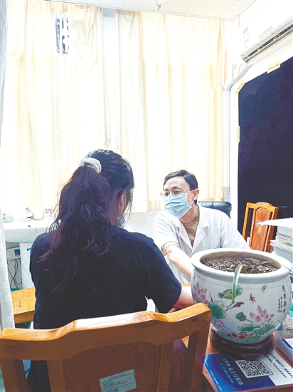 医生为患者看诊。