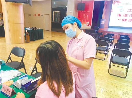 医护人员为春困患者实施中医外治法。