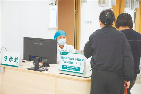 在普外科候诊区，甲状腺结节患者排队看诊。