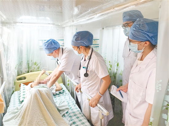 医生了解患者情况。