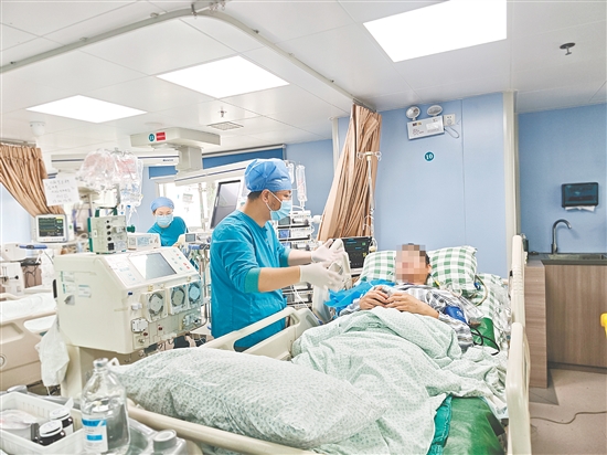 医生提醒患者遵医嘱服药。