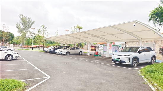 横陂镇创新推行“镇政府投建、村委会运营”模式，既降低充电站项目运营风险，也为村级集体经济开拓了稳定增收的渠道。