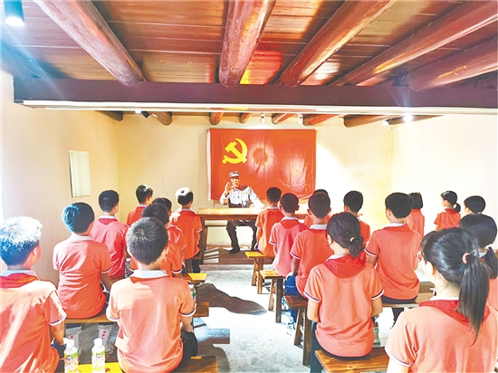 大田镇关工委组织开展宣讲活动，青少年聆听红色故事。