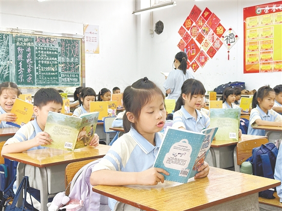 低年级开展“经典晨读十分钟”，同学们在轻柔配乐中齐声诵读优秀书籍片段。