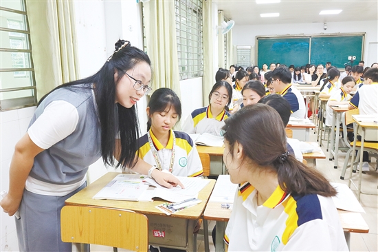 培英高中语文老师陈素贞执教《蜀相》。