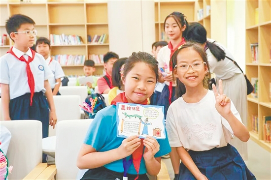 两校学生互赠礼物。