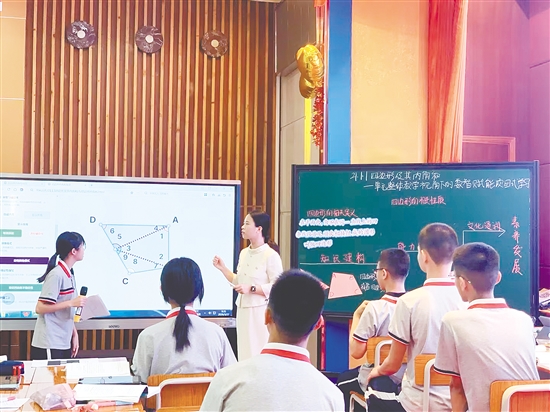 景贤学校以“数智测评促教学新变，项目学习育未来素养”为主题，集中展示了项目式学习的成果。