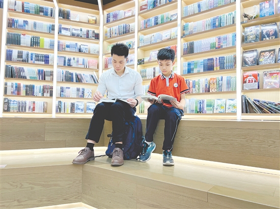 闲暇时，邹灏阳的爸爸经常带孩子去书店看书。