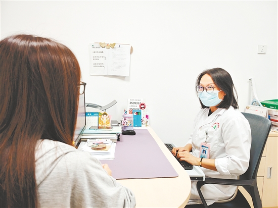 医生为养宠人提供心理咨询。