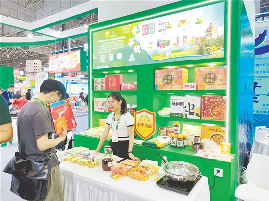 工作人员向客商介绍产品的原料来源、制作工艺及食用方法。