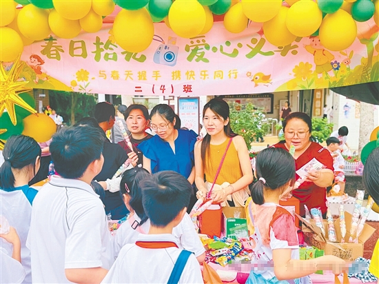 校园变成充满欢声笑语的“爱心集市”，孩子们在交易中学会分享，在奉献中收获成长。