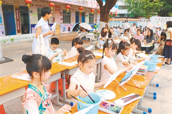 学生们在手工现场创作。