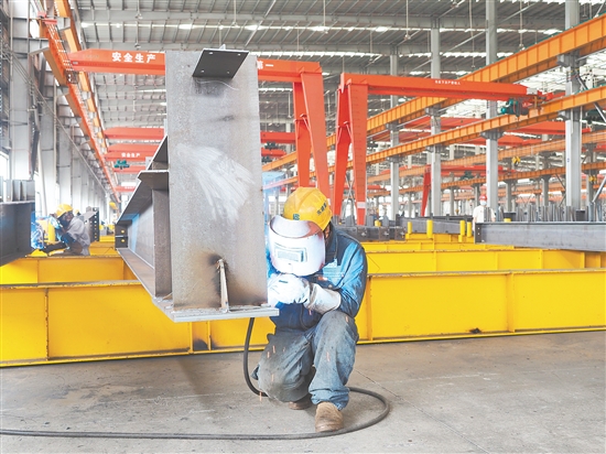 在广东东建重工科技项目车间，工人正在对钢材进行加工。