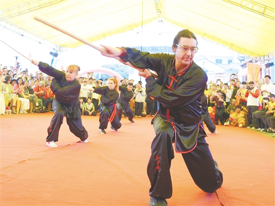 活动现场，“洋弟子”带来的武术展演刚劲有力、气势如虹。