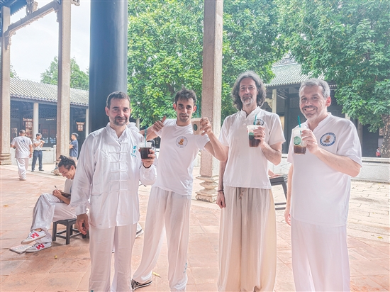 “洋弟子”品尝新会陈皮咖啡。